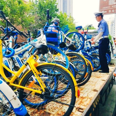 烟台市区五十多辆共享单车占用公共道路资源被清理